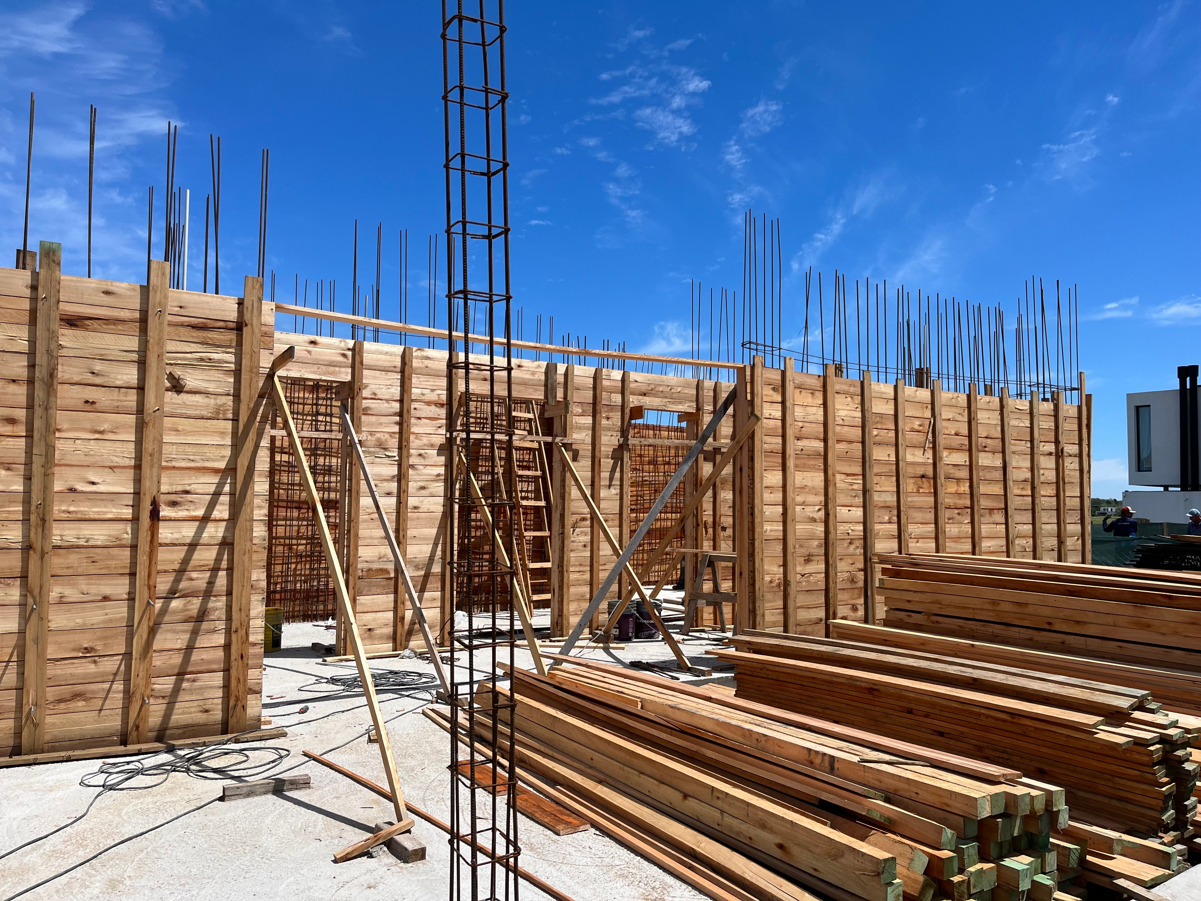 Encofrado de madera para los muros de hormigón de la vivienda en El Aromo, Escobar