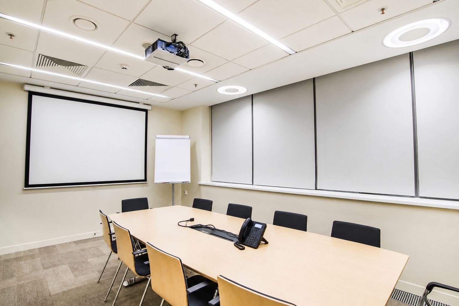 Sala de reuniones del Colegio Pestalozzi, Belgrano, remodelada por NEST