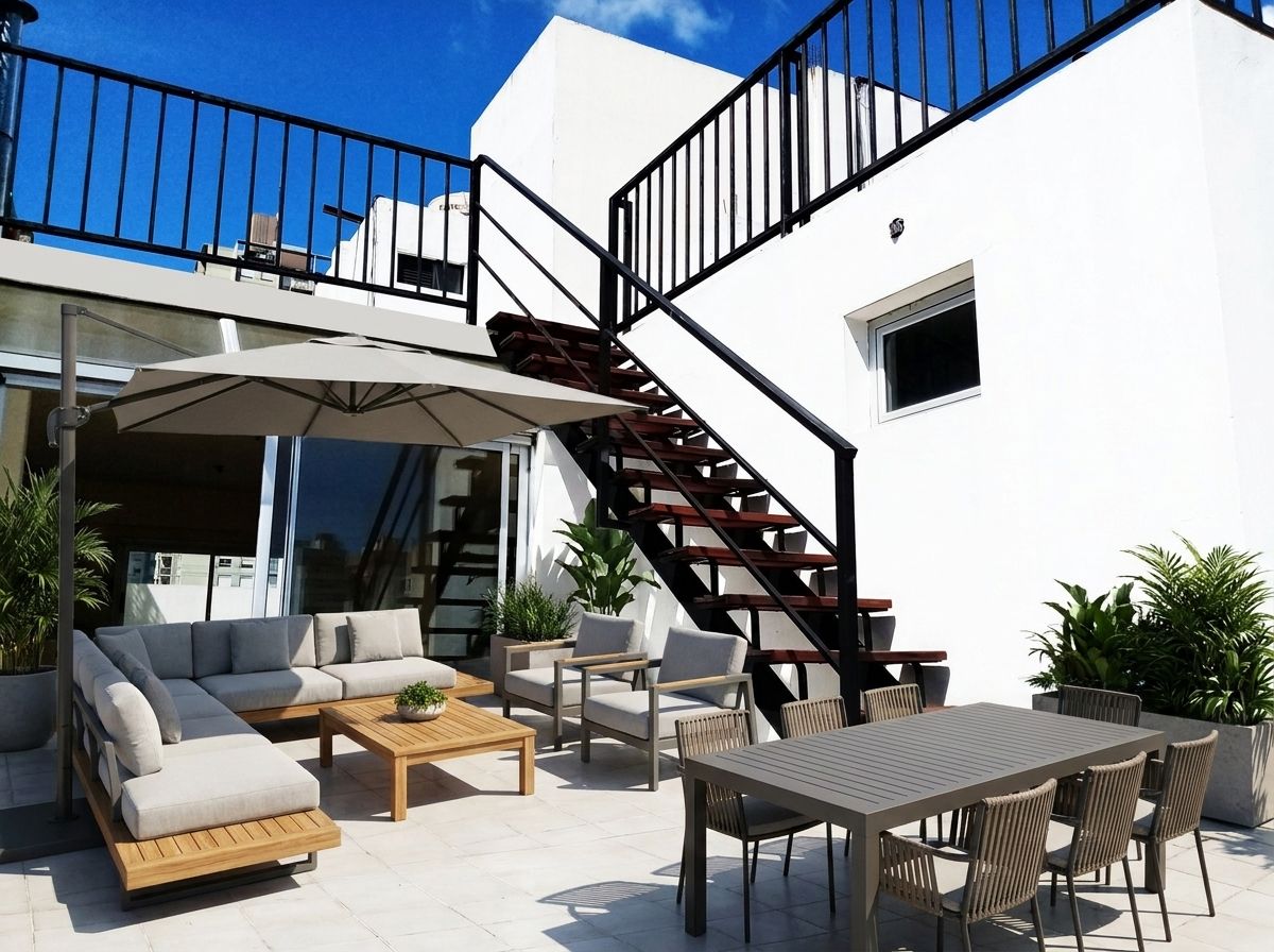 Terraza en la azulea del edificio Tacuarí 1051, con living exterior y parrilla de plantas