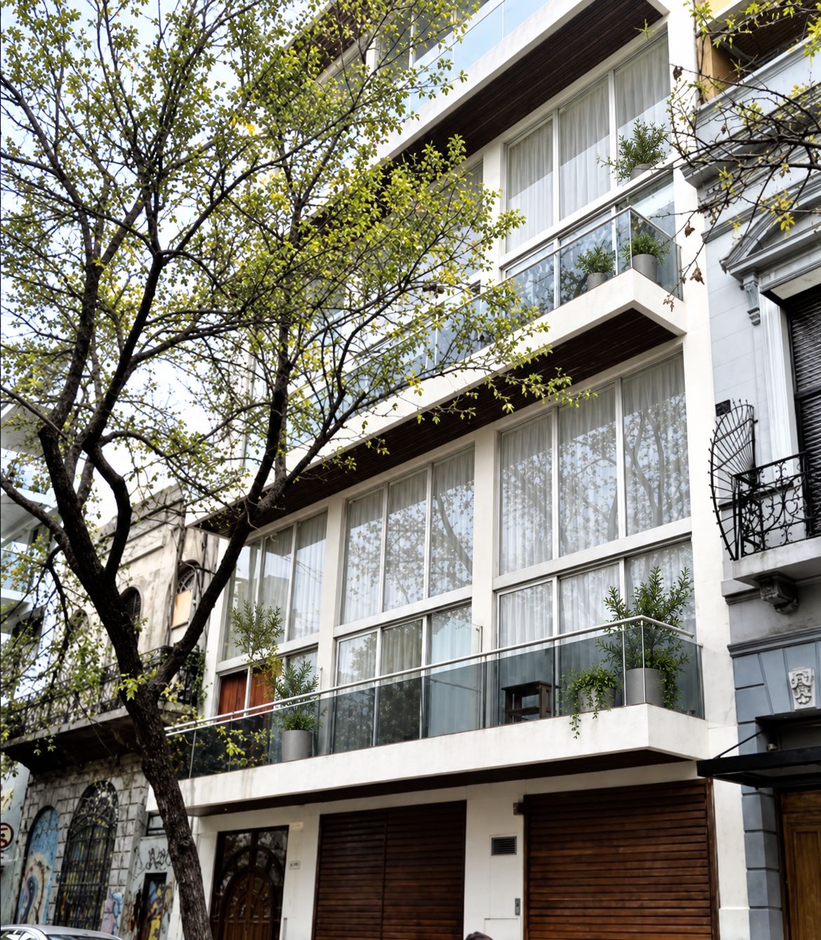 Fachada del edificio Tacuarí 1051 en San Telmo, con balcones vidriados y curtain wall de madera
